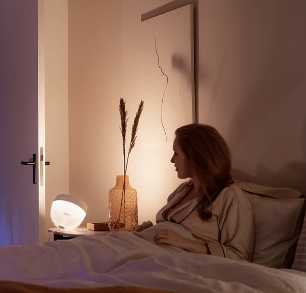 4. Evinize renk ve teknoloji katacak Philips Hue Iris Akıllı Led Masa Lambası, Amazon Günün Fırsatları’nda indirimli fiyatıyla parlıyor! 💡