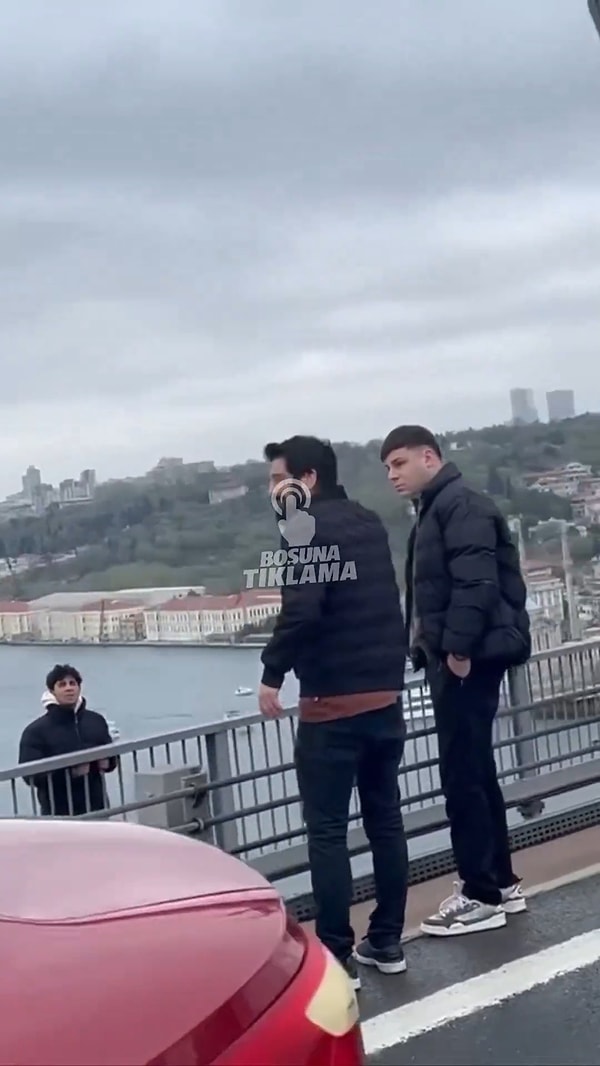 Köprüde intihar girişiminde bulunan genci o sırada köprüden geçen Röportaj Adam olarak bilinen Mahsun Karaca kurtardı! Görseli