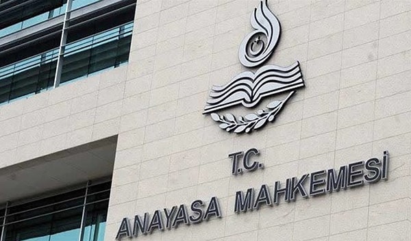 Yüksek Mahkeme, astsubay meslek yüksekokullarında görev yapacak yabancı uyruklu öğretim görevlilerine ödenecek ücretlerin Cumhurbaşkanı tarafından belirlenmesini, "yasama yetkisinin devredilemezliği" ilkesine aykırı bularak iptal etti.