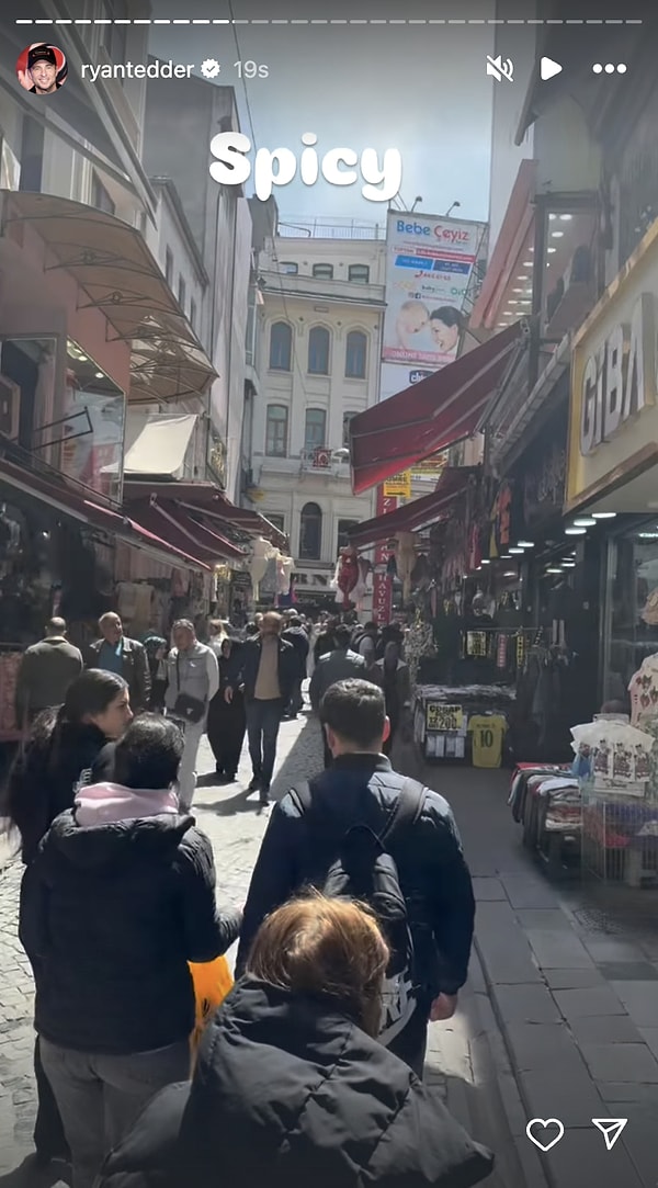 Kapalıçarşı’da dolaşırken çektiği videoları ve kareleri de sosyal medyasında paylaşarak hayranlarına İstanbul aşkını bir kez daha gösterdi.