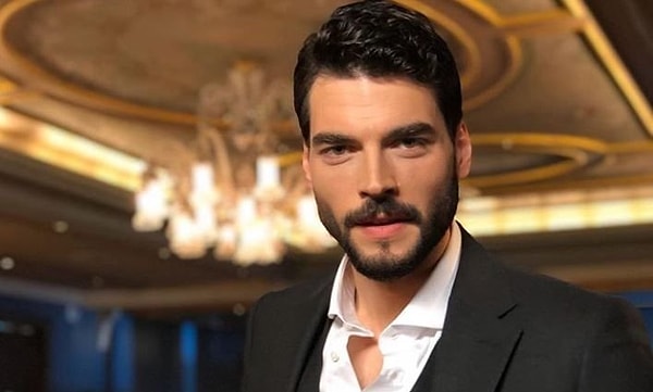 Ekranların en sevilen yüzlerinden Akın Akınözü'den hayranlarını sevindirecek haber geldi! Görseli