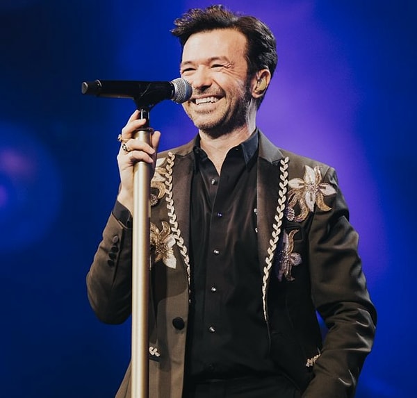Türk pop müziğinin romantik yüzlerinden biri olan Yalın 2004 senesinde çıkarttığı "Ellerine Sağlık" albümüyle kalpleri fethetti ve bir daha da gönüllerden düşmedi bildiğiniz gibi.