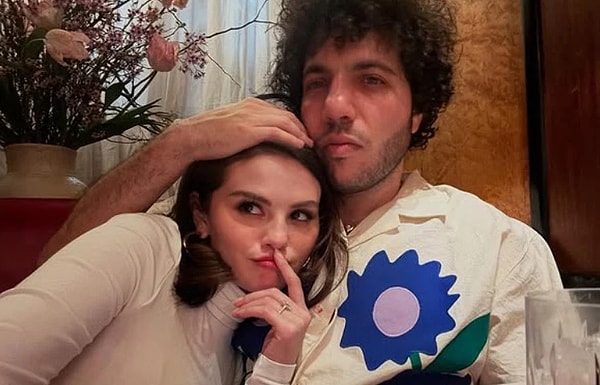 Dünyaca ünlü yıldız Selena Gomez, uzun bir süredir müzik prodüktörü Benny Blanco ile aşk yaşıyor biliyorsunuzdur. Görseli