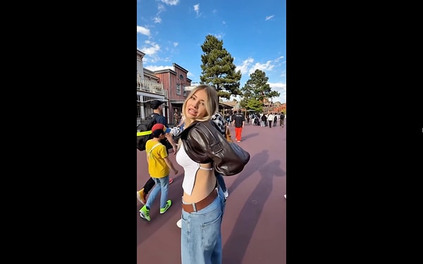 Sırt dekoltesi fazla bulunan genç kadın, birkaç kişinin şikayeti üzerine Disneyland güvenlik görevlileri tarafından uyarıldı.