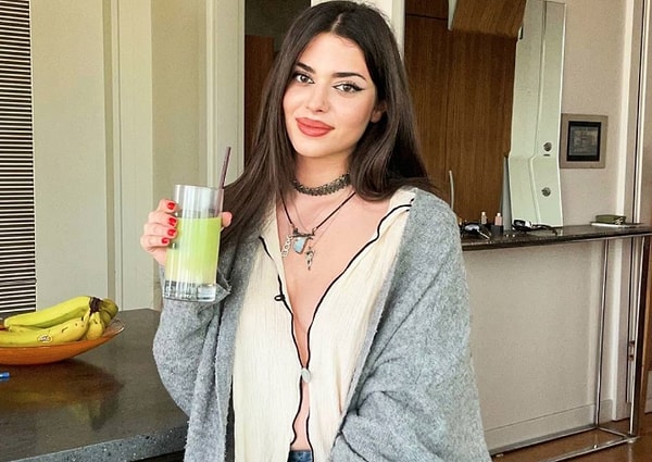 Nous n'aurions pas tort si nous disions que le nom, connu pour son amour du matcha et attirant même beaucoup d'attention avec ses vidéos de recettes, a également augmenté la consommation de matcha en Turquie.