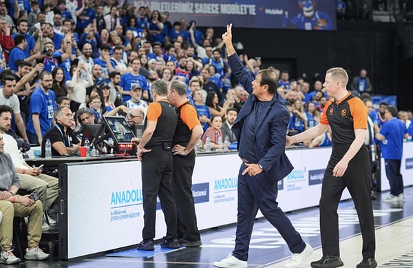 Anadolu Efes taraftarı "Ergin Ataman mola alsana" tezahüratı yaptı. Ergin Ataman, eski takımına iki kez EuroLeague zaferi yaşattığını hatırlattı.