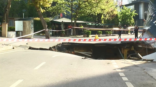 Yolda meydana gelen çökmenin ardından çok sayıda ekip sevk edildi.