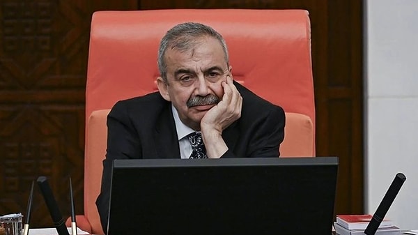 DEM Parti'nin İstanbul Milletvekili Sırrı Süreyya Önder, 15 Nisan günü, akşam saatlerinde kalp krizi geçirerek hastaneye kaldırılmıştı. Görseli