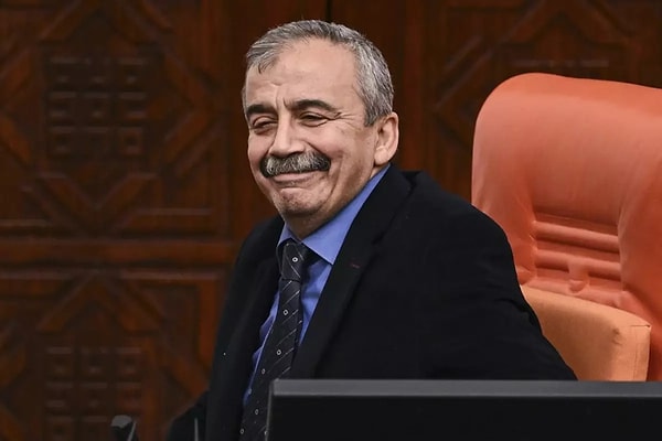 Sırrı Süreyya Önder, çoklu organ yetmezliği nedeniyle hayatını kaybetti.