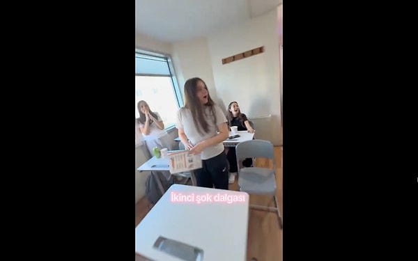Çocuklardan biri "Hoca imana gelmiş" yorumunda bulunurken bir diğer ise öğretmenini Kızılcık Şerbeti dizisinin ikonik karakteri Pembe'ye benzetti.