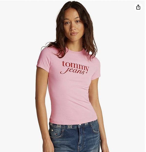 1. Tommy Hilfiger’in bu pembe tişörtü, sade ama etkileyici bir stil arayanlar için ideal!