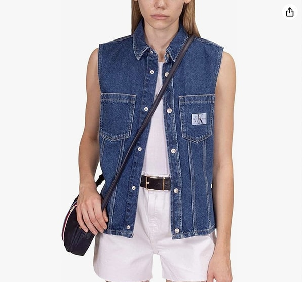 2. Calvin Klein’in kolsuz denim gömleği, rahat bir seçenek!