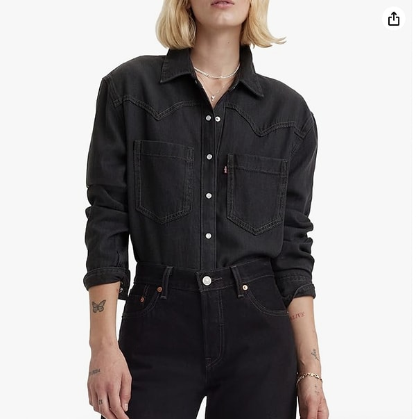 5. Levi’s Teodora Western gömlek, siyah denim tasarımıyla cool ve zamansız bir parça.