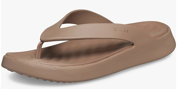 13. Crocs Getaway Flip Latte terlikler, yazın rahatlığını ve şıklığını bir arada sunuyor!