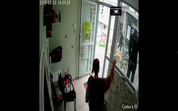 Dükkan sahibi "Abi ne yapıyorsun?" diyerek cama vurdu.