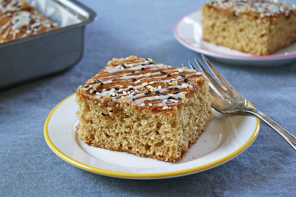 7. Tahinli Ballı Kek ve Pırasalı Mini Börek