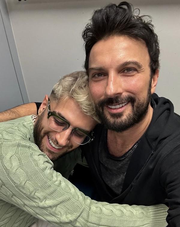 Konserin ortasında Tarkan sahneden bizzat ismini anons ederek “Reynmen hoş geldin, iyi ki geldin” deyince, genç fenomen ne yapacağını bilemedi.