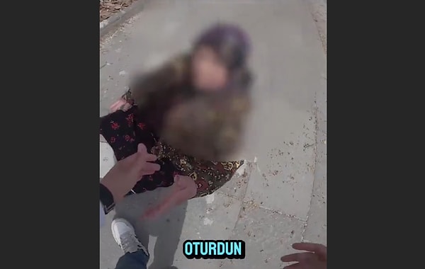Teyzenin düştüğünü ve kimsenin yardımcı olmadığını öğrenen genç, teyzenin kalkmasına yardım edip evine kadar eşlik etti.