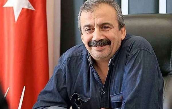 DEM Parti milletvekili, senarist ve yönetmen kimliğiyle tanıdığımız Sırrı Süreyya Önder’den acı haber geçtiğimiz gün geldi.