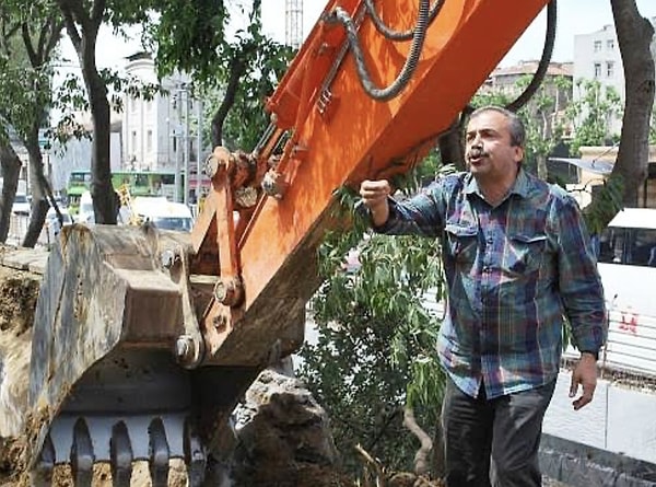 Gezi Parkı döneminde Sırrı Süreyya Önder eylemlerde ön plana çıkmış, kepçelere engel olduğu görüntüler o dönemim simgelerinden biri olmuştu. Görseli