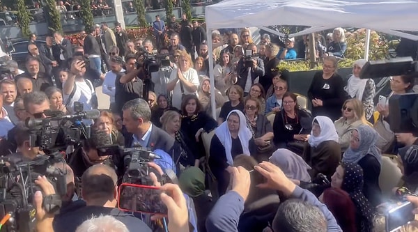 Saldırganın, kendisine yemek kartı verilmediği için ve Özgür Özel çocukları sokağa çağırdığı için sinirlendiğini, saldırıyı bu sebeple gerçekleştirdiğini söylediği öğrenildi.