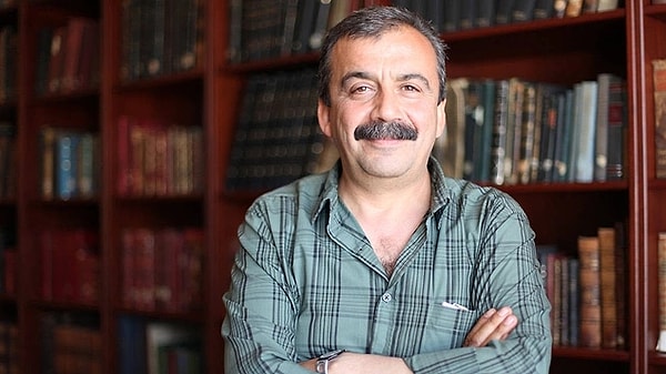 Sırrı Süreyya Önder, 3 Mayıs 2025 tarihinde İstanbul’da çoklu organ yetmezliği sebebiyle vefat etti. Görseli