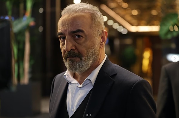 Cenaze törenine katılan ünlü oyuncu Yılmaz Erdoğan, tabutun başında gözyaşlarına hakim olamadı.