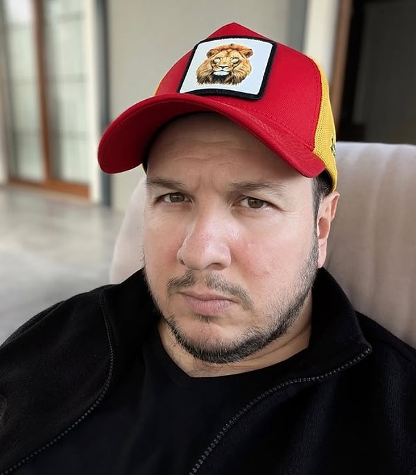 Özgür Özel'in uğradığı saldırıyı kınayan isimlerden birisi de Şahan Gökbakar oldu. Gökbakar, "Bu nasıl bir koruma zafiyeti?" diyerek korumanın yetersizliğine vurgu yaptı.