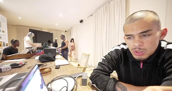 Bir yayıncı, Kanye West’in eşi Bianca Censori’nin şeffaf bir kıyafetle geçerken kamerayı hızla kapatmaya çalıştı.