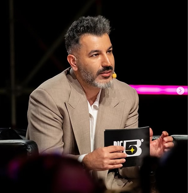 2017 senesinde kendi ajansını kuran Tolga Akış'ı "Hypers " ile tanıyoruz.