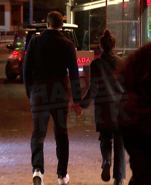 Beşerler et Yücel ont été filmés par les caméras des tabloïds alors qu'ils marchaient main dans la main dans la vie nocturne d'Istanbul.