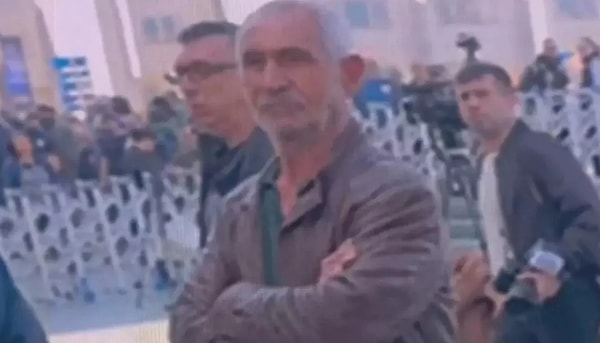 Bir başka görüntüde de Selçuk Sengioğlu’nun koruma çemberinin hemen dışında durarak sakin tavırlarla Özel'i takip ettiği görüldü. Özgür Özel’in AKM'ye girişi sırasında saldırganın çok yakınında olması dikkat çekti.