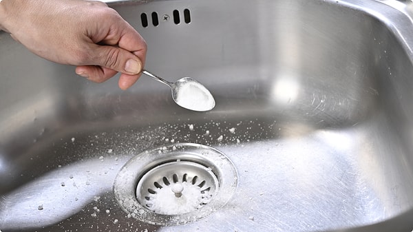 11. Lavabo giderindeki kalıntı ve lekeler için kabartma tozu ve sirke kullan!
