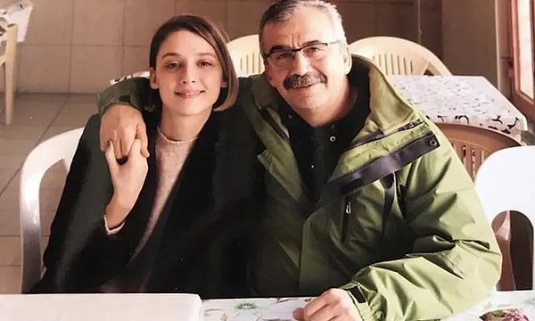 Törende söz alan kızı Ceren Önder Kandemir, babasına hastanedeyken yazdığı mektubu okudu. Görseli