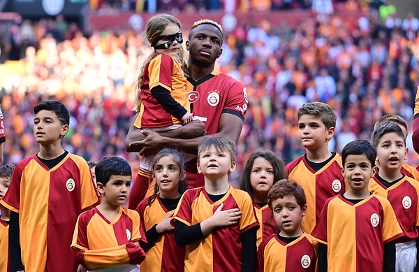 Hafta sonu konuşulanlardan biri de seremoni fotoğraflarıydı.