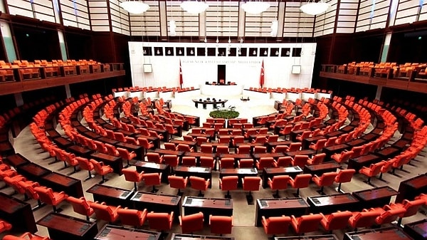 CHP Bursa Milletvekili Orhan Sarıbal, TBMM Başkanlığı'na üçüncü bir dini bayram için sunduğu kanun teklifinde, Ulusal Bayram ve Genel Tatiller Hakkında Kanun'da değişiklik yapılmasını önerdi.