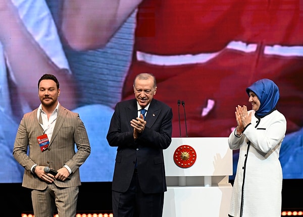 Türk Kızılayı’nın Ankara’da düzenlediği genel kurulda Sinan Akçıl’ın şarkısı da ilk kez görücüye çıktı.