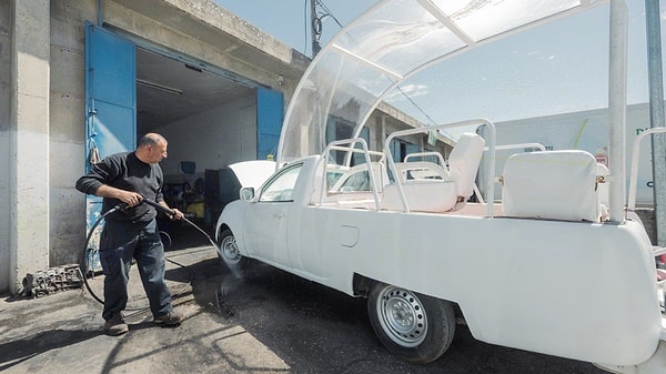 Dünyanın dört bir yanında milyonlarca kişiye ulaşmak için kullandığı popemobil, artık Gazze’de çocuklara sağlık hizmeti sunacak bir mobil kliniğe dönüştürülüyor.