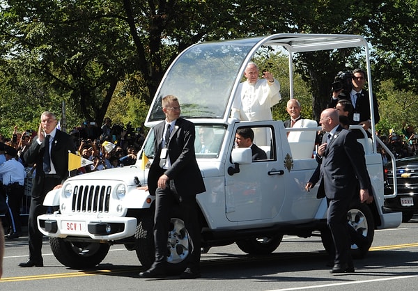 Popemobil, mobil sağlık aracına dönüştürülerek tanı, muayene ve tedavi süreçlerinde kullanılmak üzere yeniden yapılandırılıyor.