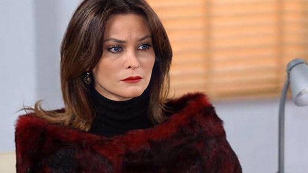 Kurtlar Vadisi dizisinde Süleyman Çakır'ın eşi ve Laz Ziya'nın kızı Nesrin'e hayat veren İpek Tenolcay bu performansıyla hafızalara kazınmıştı.