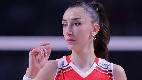 4. File önünde devleşen Hande, kariyerine hangi pozisyonda başlamıştı?