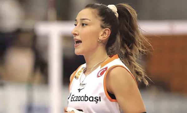 1. Hande Baladın, İzmir'de başlayan voleybol kariyerinde hangi takımın formasını giymedi?