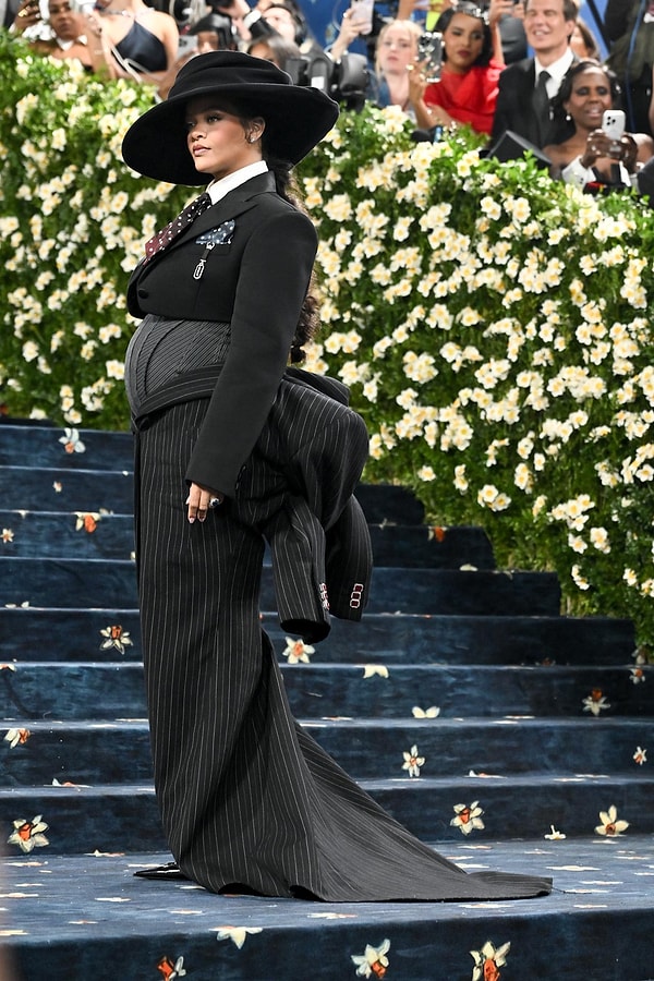 Gecenin çok da şaşırtmayan sürpriziyle başlayalım; Rihanna