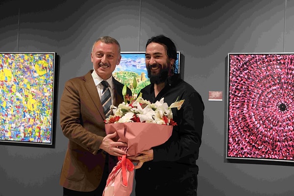 Seka Sanat İhtisas Merkezi’nde geçen hafta kapılarını açan bu özel sergi, hem biçim hem de içerik olarak bir zaman ve kent anlatısına dönüşüyor.