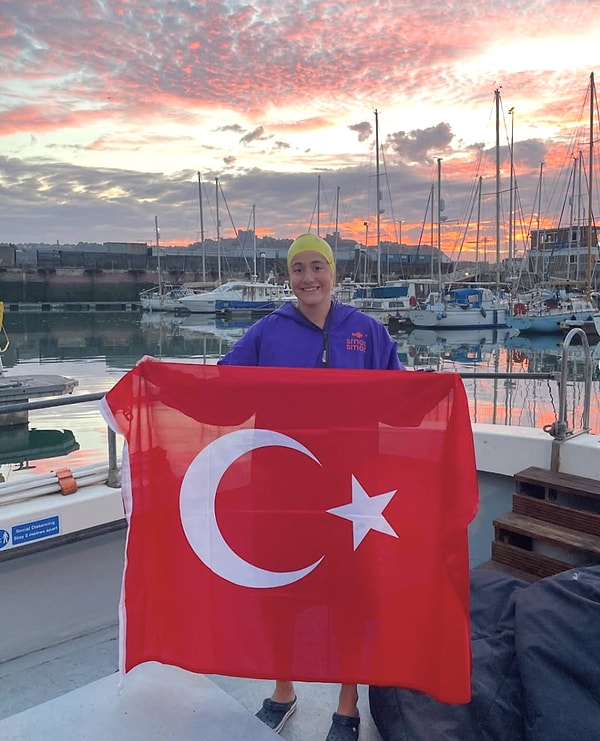 Aysu Türkoğlu, Manş Denizi'ni geçen en genç Türk kadını olmayı başardı.