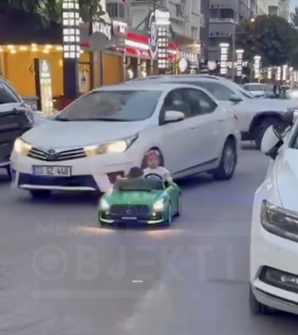 Mersin'de bir çocuk, akülü arabasıyla trafiğe çıkarıldı.