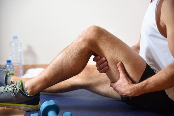 Bu duruma delayed-onset muscle soreness (DOMS) yani "gecikmiş kas ağrısı" deniyor. Görseli
