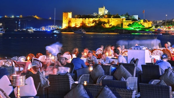 Bodrum, eşsiz doğası, tarihi dokusu ve büyüleyici deniziyle her yıl hem yerli hem yabancı turistlerin gözdesi.