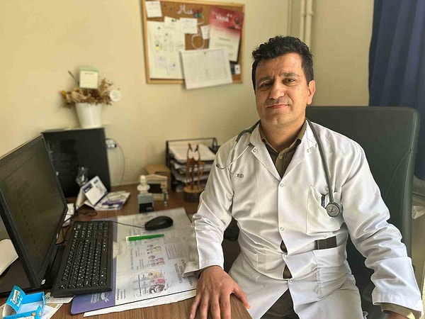 Günler sonra hastaya Katatoni teşhisi konuldu. "Katatoni, bazı ağır psikiyatrik hastalıklarda görülebilen ve kişinin konuşmaması, hareket etmemesi, çevreyle tüm bağını koparması gibi belirtilerle ortaya çıkan bir durumdur" diyen Kılıç, şöyle devam etti: