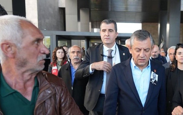 Özgür Özel, geçtiğimiz pazar günü İstanbul’da Selçuk Tengioğlu isimli kişinin saldırısına uğramıştı. Görseli